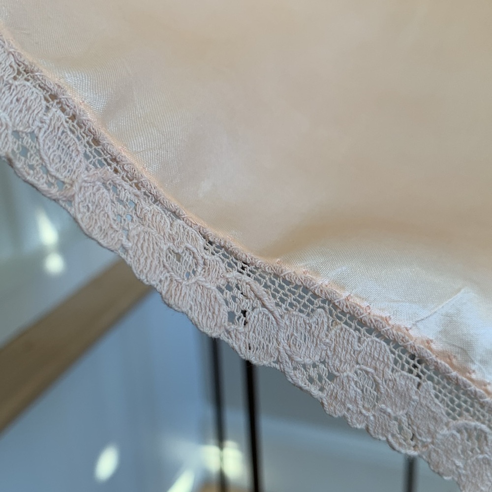 Vintage Sleep Jacket- Soft peachy pink with elegant lace trim- Lovely piece! - Picture 11 of 16